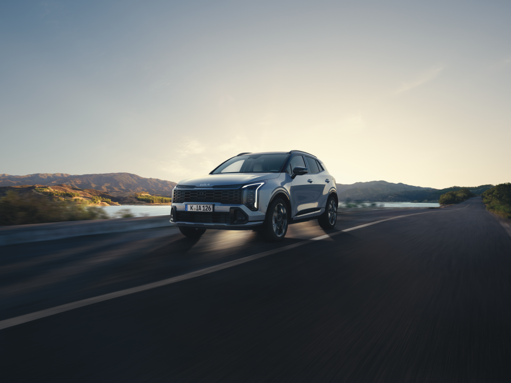 SPORTAGE_HEV_GTL_MY26_BS_34_Front_Driving_ALT_CMYK