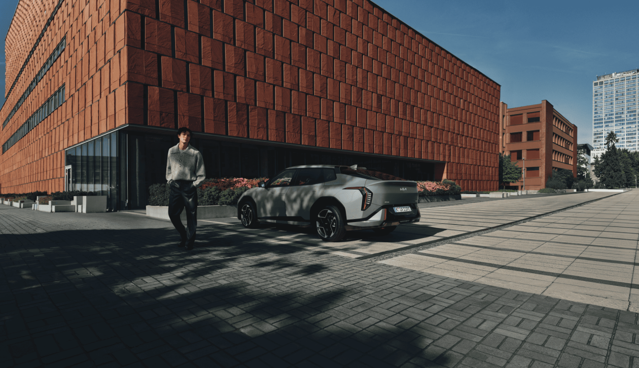 EV4_GTL_Fastback_MY26_NA_Editorial_34-Rear_MaleTalent_cmyk