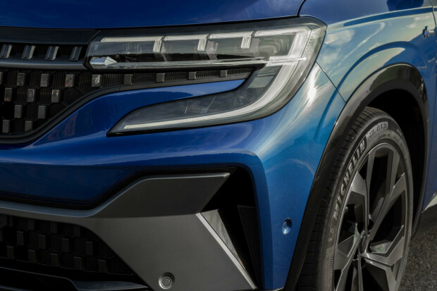 44-Rijden-met-de-volledig-nieuwe-Renault-Austral-de-Nouvelle-Vague-Tech-SUV-1600x1067