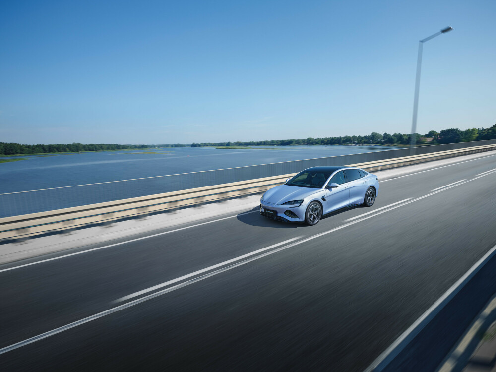 14、SEAL_LHD_Lifestyle_Outside_On Road_Left Front Top 45°_download_JPG 2500px