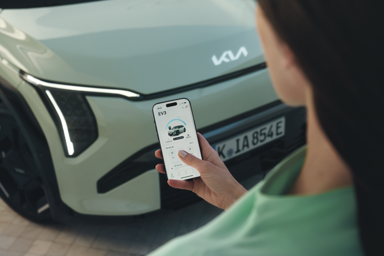 EV3_GTL_MY25_Image_KiaConnect_ProductDetail_ChargingApp_with_Talent_ISO
