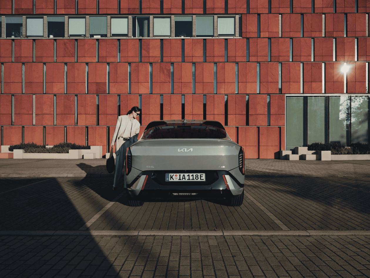 EV4_GTL_Fastback_MY26_NA_Editorial_FullRear_FemaleTalent_cmyk